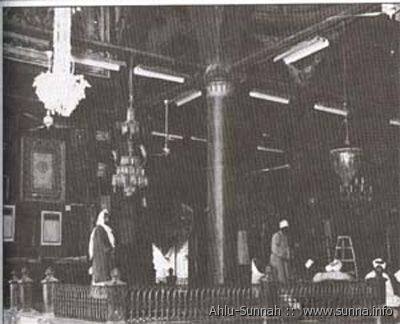 Inside almasjid Alnabawiy صورة قديمة لأحد زوايا المسجد النبوي