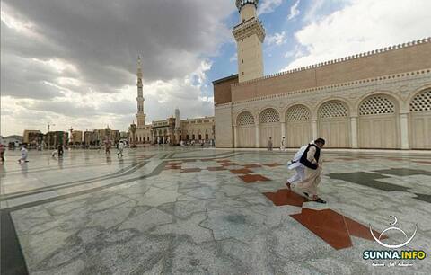 بجوار الحجرة الشريفة
