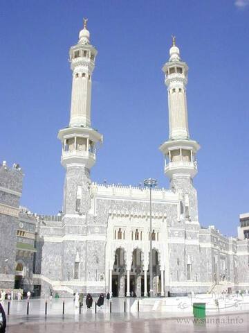 A gate to Alharam almakkiy بوابة إلى الحرم المكي