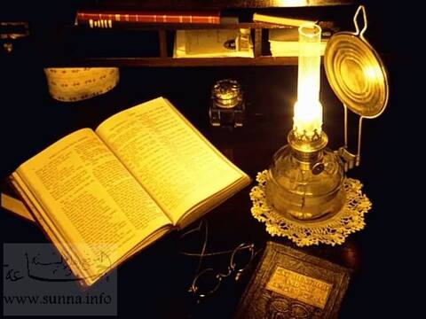 كتاب و فانوس و نظارات